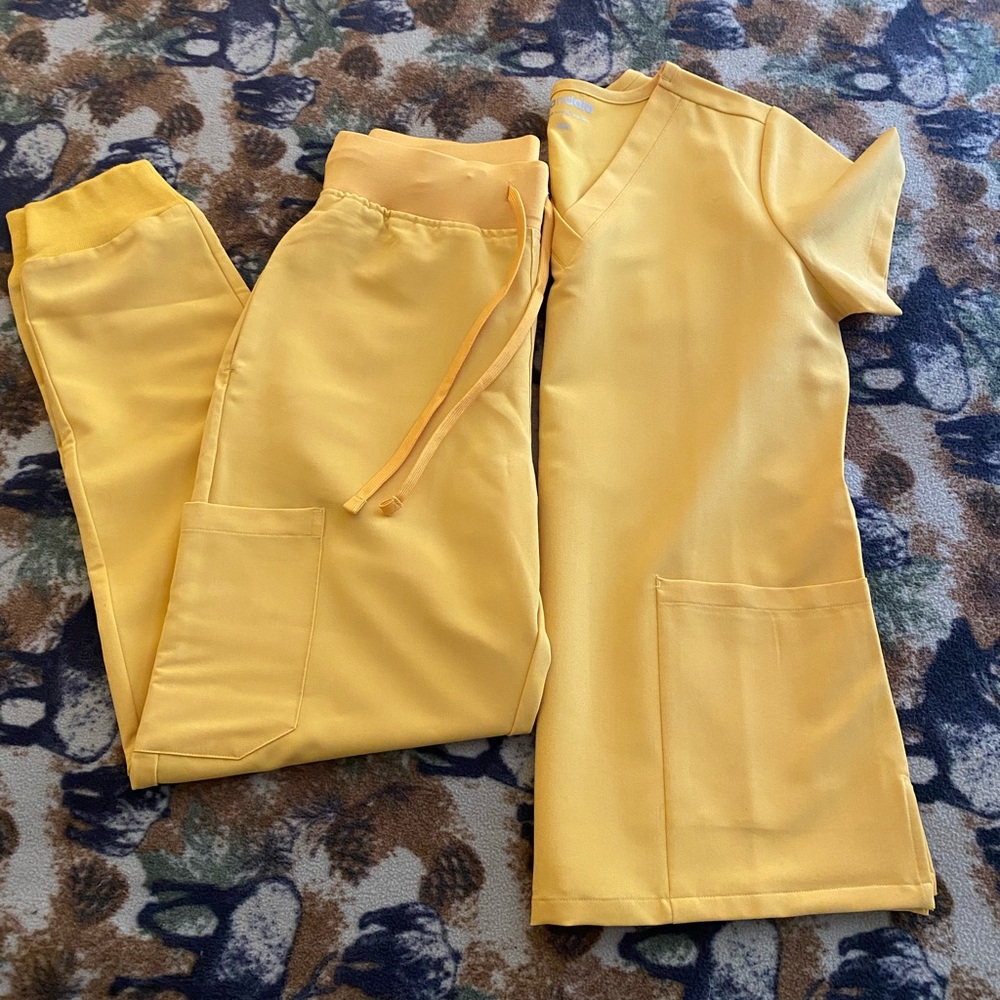 Mandala Women’s XXS scrub set. NEVER WORN.